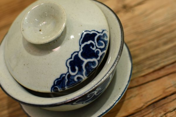 Kék Felleg - szürke mázas, kékkel festett kerámia gaiwan - 120 ml - Image 6