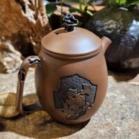 Pu Xue Mei kannája - vésett, szoborral díszített Jianshui kanna - 150 ml