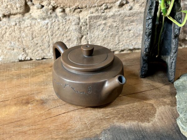 "A hegyek felé" Jianshui, 140 ml-es, gömbszűrős, vésett kanna