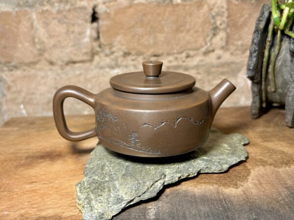 "A hegyek felé" Jianshui, 140 ml-es, gömbszűrős, vésett kanna - Image 3