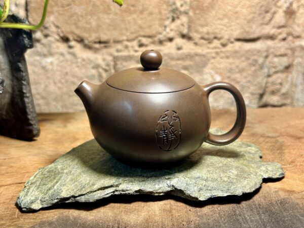 "Érkezés a ligetbe" Jianshui kerámia, vésett XiShi kanna - 105ml - Image 7