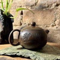 "Érkezés a ligetbe" Jianshui kerámia, vésett XiShi kanna - 105ml