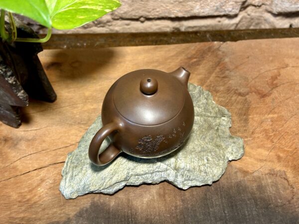 "Érkezés a ligetbe" Jianshui kerámia, vésett XiShi kanna - 105ml - Image 4