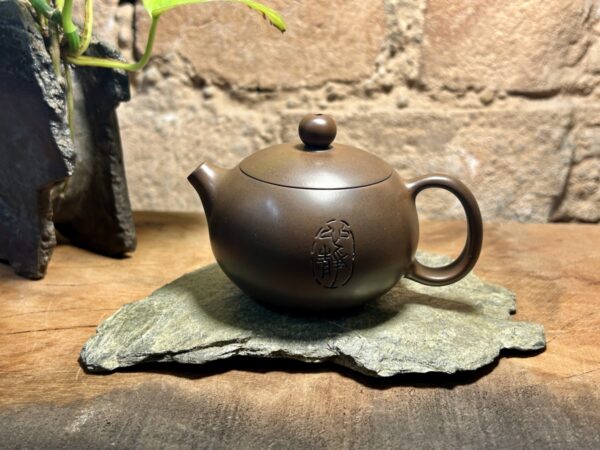 "Érkezés a ligetbe" Jianshui kerámia, vésett XiShi kanna - 105ml - Image 3