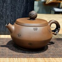 Pu Xue Mei kannája - diót formázó fogantyúval, írásjelekkel díszített Jianshui kanna - 130 ml