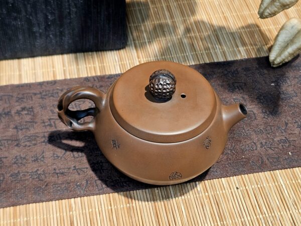 Pu Xue Mei kannája - diót formázó fogantyúval, írásjelekkel díszített Jianshui kanna - 130 ml - Image 9