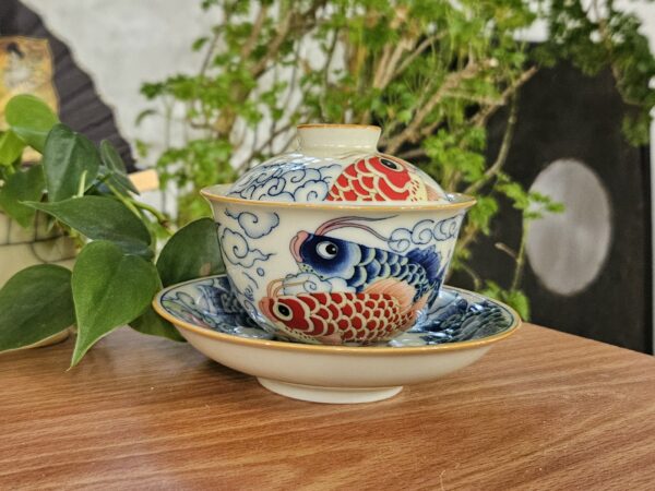 Koi ponty, gazdagon díszített, kupolás fedelű gaiwan - Dehua porcelán, 135ml - Image 4