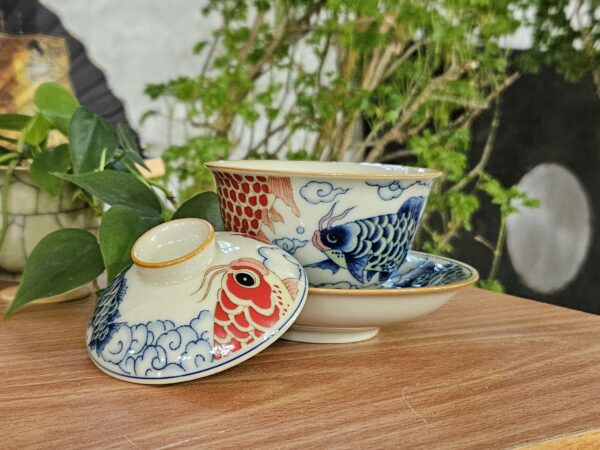 Koi ponty, gazdagon díszített, kupolás fedelű gaiwan - Dehua porcelán, 135ml - Image 3