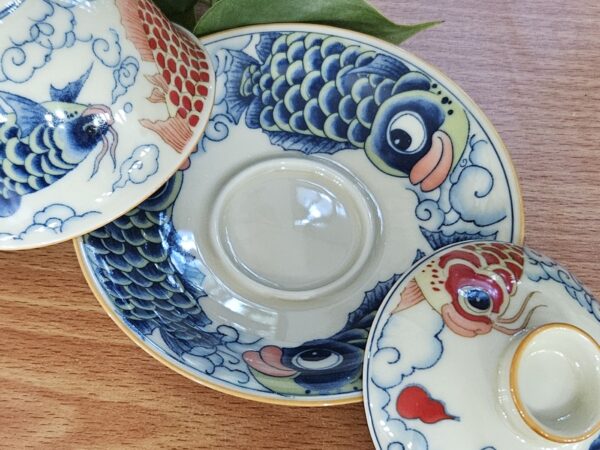 Koi ponty, gazdagon díszített, kupolás fedelű gaiwan - Dehua porcelán, 135ml - Image 2