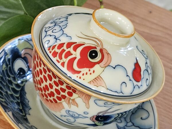 Koi ponty, gazdagon díszített, kupolás fedelű gaiwan - Dehua porcelán, 135ml
