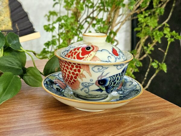 Koi ponty, gazdagon díszített, kupolás fedelű gaiwan - Dehua porcelán, 135ml - Image 5