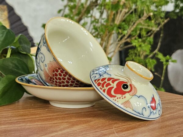 Koi ponty, gazdagon díszített, kupolás fedelű gaiwan - Dehua porcelán, 135ml - Image 6