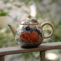 Koi ponty, gazdagon díszített, gyöngy alakú kanna - Dehua porcelán - 220ml