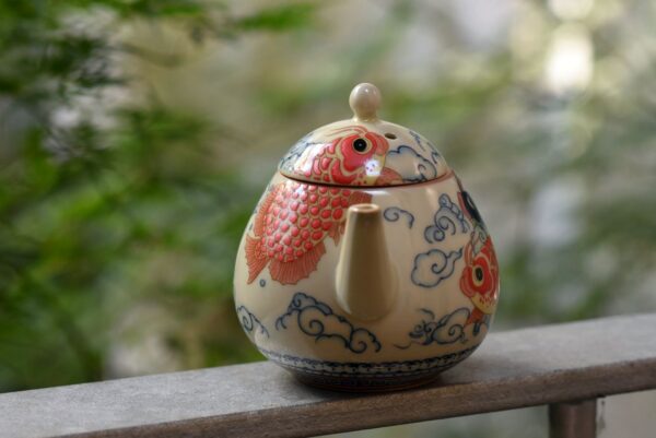 Koi ponty, gazdagon díszített, gyöngy alakú kanna - Dehua porcelán - 220ml - Image 2