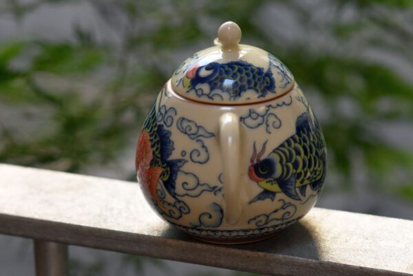 Koi ponty, gazdagon díszített, gyöngy alakú kanna - Dehua porcelán - 220ml - Image 3