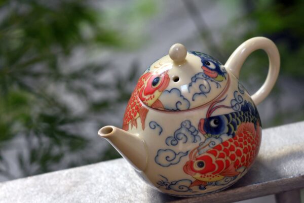 Koi ponty, gazdagon díszített, gyöngy alakú kanna - Dehua porcelán - 220ml - Image 4