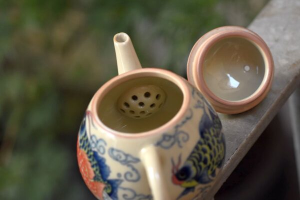 Koi ponty, gazdagon díszített, gyöngy alakú kanna - Dehua porcelán - 220ml - Image 5