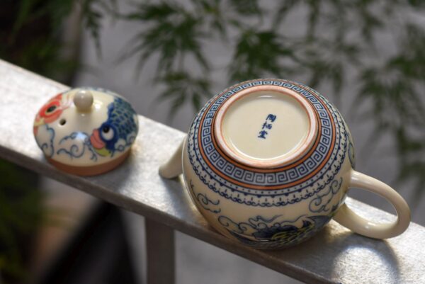Koi ponty, gazdagon díszített, gyöngy alakú kanna - Dehua porcelán - 220ml - Image 6