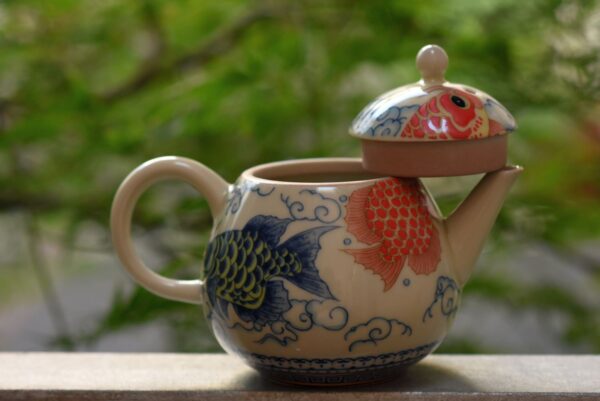 Koi ponty, gazdagon díszített, gyöngy alakú kanna - Dehua porcelán - 220ml - Image 7
