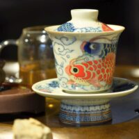 Koi ponty, magas talapzatú, gazdagon díszített gaiwan - Dehua porcelán, 110ml