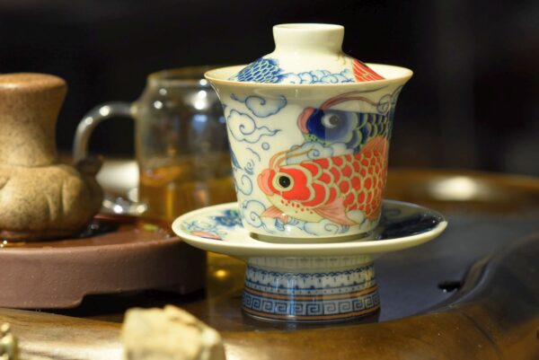 Koi ponty, magas talapzatú, gazdagon díszített gaiwan - Dehua porcelán, 110ml