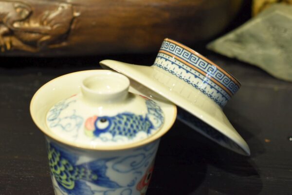 Koi ponty, magas talapzatú, gazdagon díszített gaiwan - Dehua porcelán, 110ml - Image 3