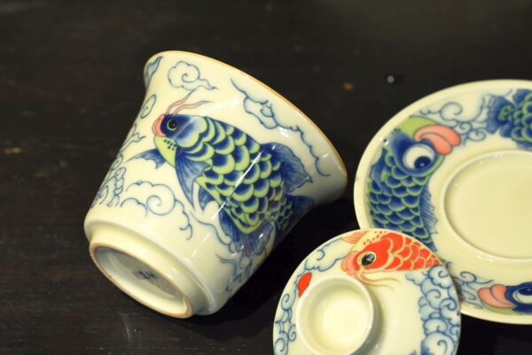 Koi ponty, magas talapzatú, gazdagon díszített gaiwan - Dehua porcelán, 110ml - Image 4