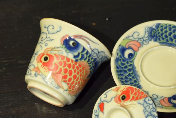 Koi ponty, magas talapzatú, gazdagon díszített gaiwan - Dehua porcelán, 110ml - Image 5