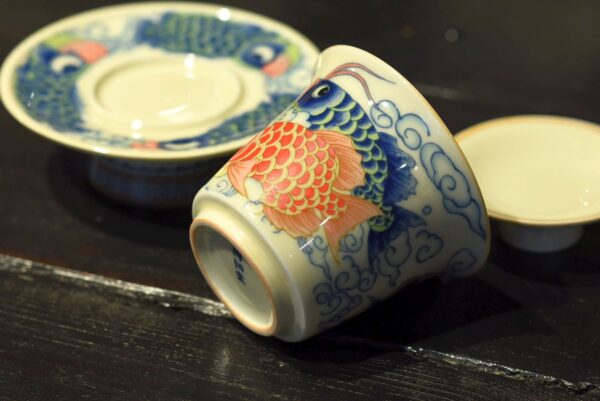 Koi ponty, magas talapzatú, gazdagon díszített gaiwan - Dehua porcelán, 110ml - Image 6