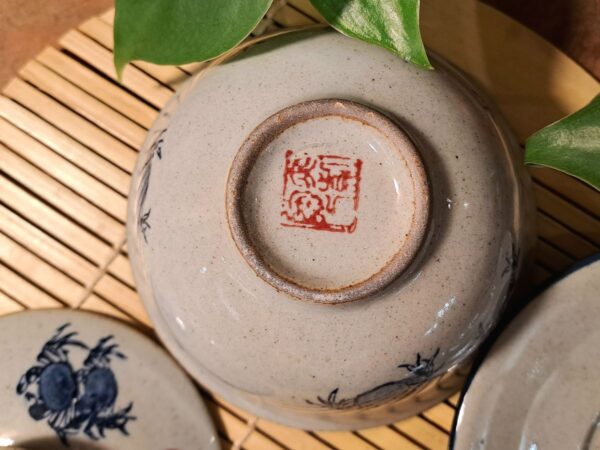 Rákok a sekélyesben - szürke mázas, kékkel festett kerámia gaiwan – 110ml - Image 2