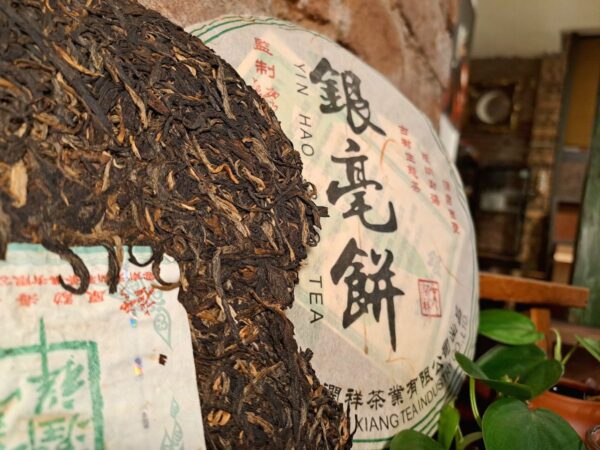 "Silver Coin" Yin Hao Bing tajvani érlelésű, öreg sheng puer - 2006