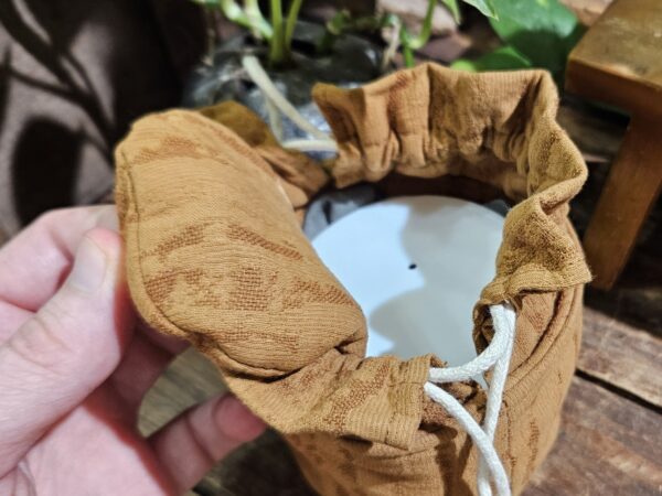 Porcelán utazószett houhin kannával és két csészével, összehúzható táskában -piros kalligráfia - Image 5