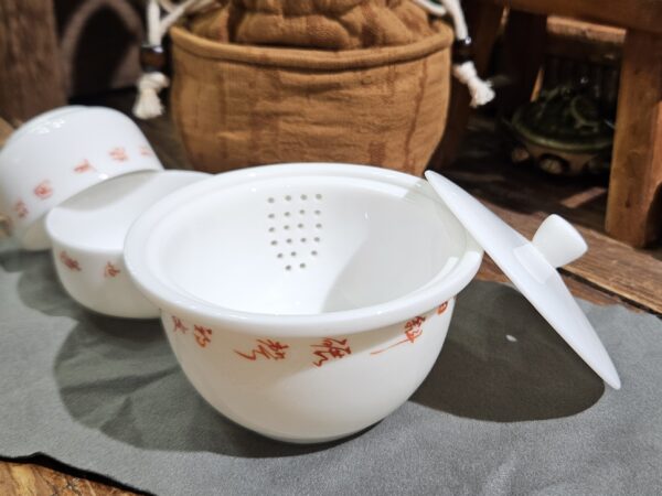 Porcelán utazószett houhin kannával és két csészével, összehúzható táskában -piros kalligráfia - Image 3