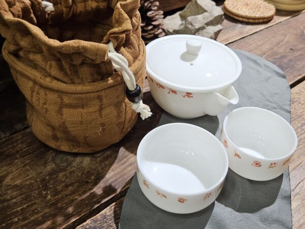 Porcelán utazószett houhin kannával és két csészével, összehúzható táskában -piros kalligráfia - Image 2