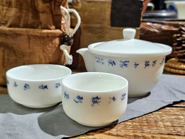 Porcelán utazószett houhin kannával és két csészével, összehúzható táskában - kék kalligráfia - Image 7