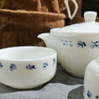 Porcelán utazószett houhin kannával és két csészével, összehúzható táskában - kék kalligráfia