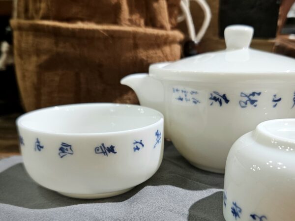 Porcelán utazószett houhin kannával és két csészével, összehúzható táskában - kék kalligráfia
