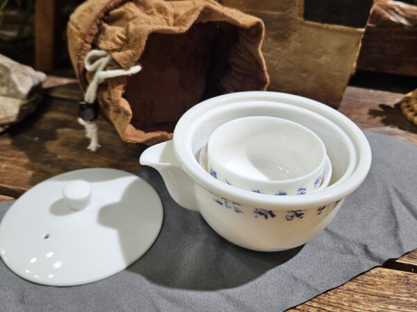 Porcelán utazószett houhin kannával és két csészével, összehúzható táskában - kék kalligráfia - Image 5