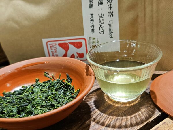 Kabusecha Ujimidori - Wazuka, Organikus Uji farmtea 2025 - kukoricás édesség és füvek a csészében