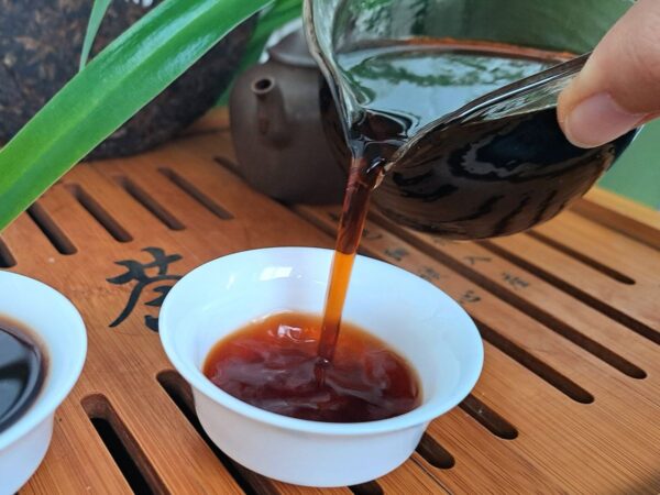 Ba Ma - Nannuoshan, Menghai shu puer 2025 - tömény shu esszencia, "rumos-diós" vonal - Image 6