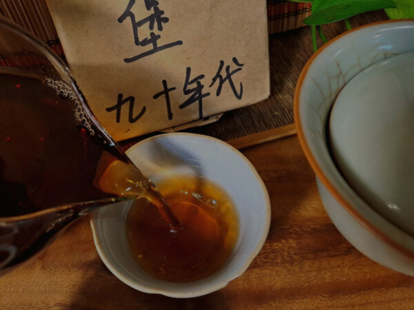 Guangxi Liu Bao Hei Cha - Yesheng, 90's | Préselt öreg tea, 250 grammos téglában - Image 2
