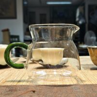 Zöld fogantyús, stabil kiállású, kis méretű üvegkiöntő, 250ml