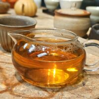 Kis méretű, lapos kavics formájú üvegkiöntő, 200ml