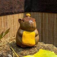 Capybara Sárga Törülközővel | Stresszoldó Teaszent Yixingi Agyagból - 6cm