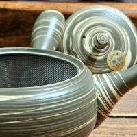 Zöld-fehér csíkos, márványozott “nerikomi (練り込み)” Tokoname kyusu kanna, fém szűrővel- 280 ml