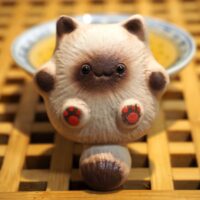 Pufók “bolti macska” kerámia teaszent – 6cm