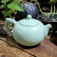 Zuzmó színű, kékes árnyalatú, XI Shi formájú Ru kerámia kanna. 230ml