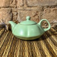 Zuzmó színű, kékes árnyalatú, szirom formájú Ru kerámia kanna. 